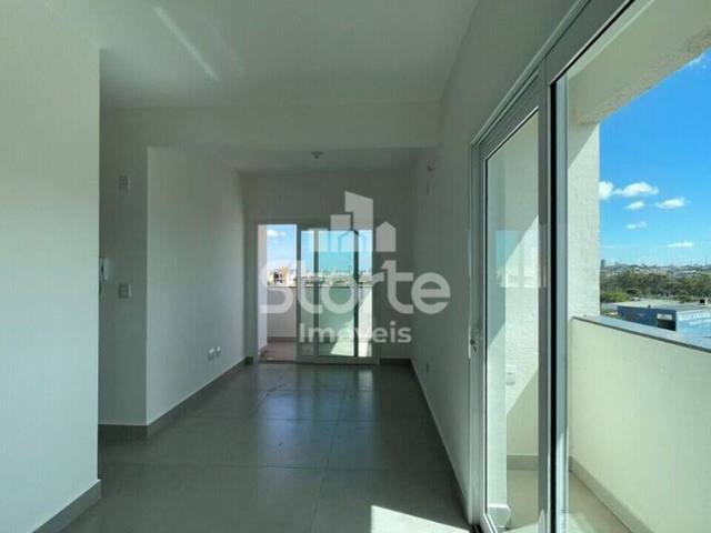 Sala com porta de vidro para a sacada